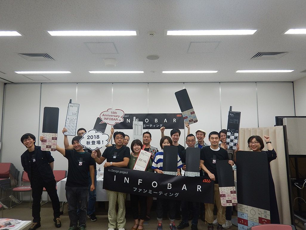 INFOBARファンミーティング名古屋でフォトプロップスを手に記念の集合写真