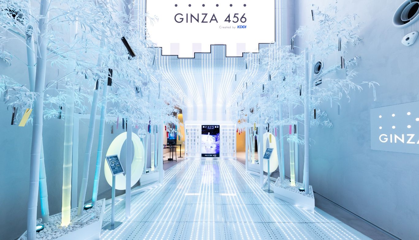 KDDIが運営するKDDIのコンセプトショップ「GINZA 456 Created by KDDI」の「願いツナグ星空」1階エントランス