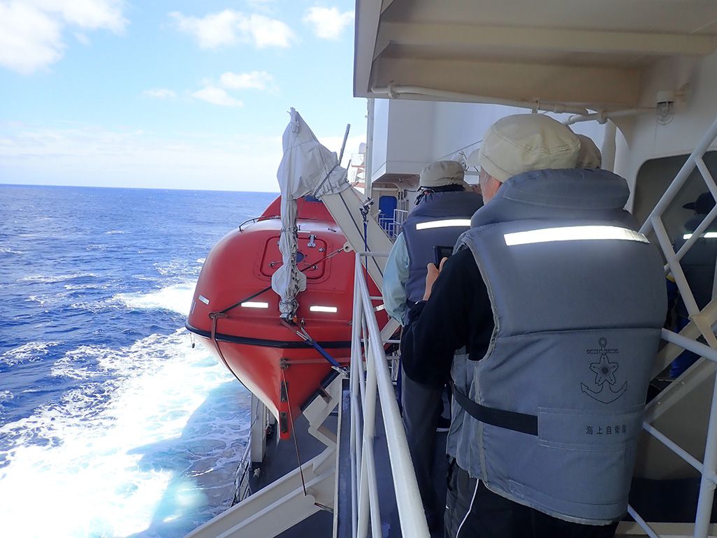 砕氷船「しらせ」で救命胴衣を身に付け、訓練に取り組む隊員たち