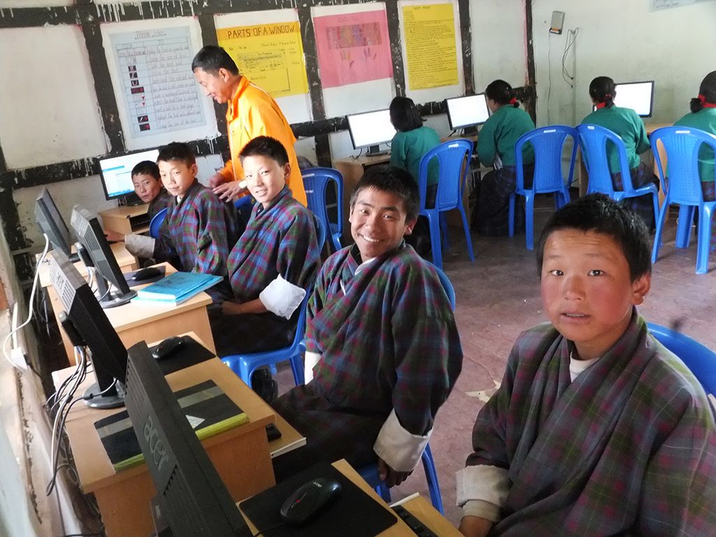導入されたばかりのパソコンに向かうブータンの子どもたち