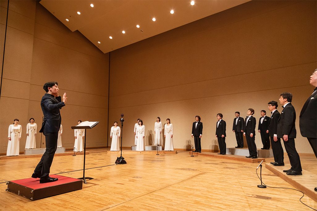 東京混声合唱団と指揮者・原田慶太楼さんによる「音のVR」収録の模様
