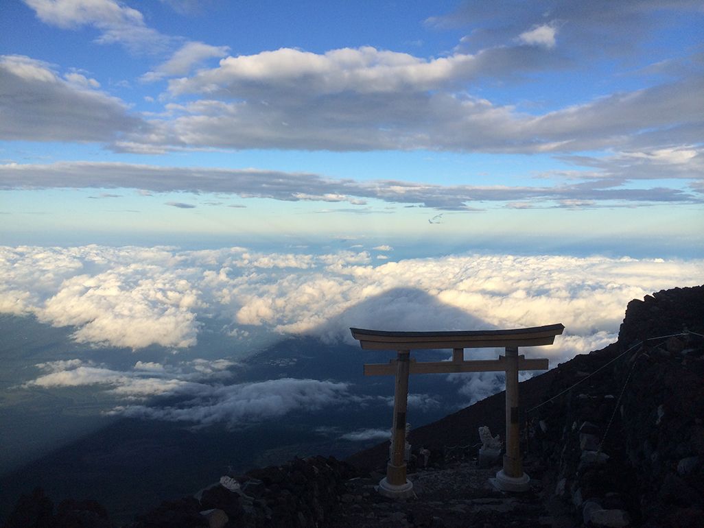 富士山頂から見た影富士
