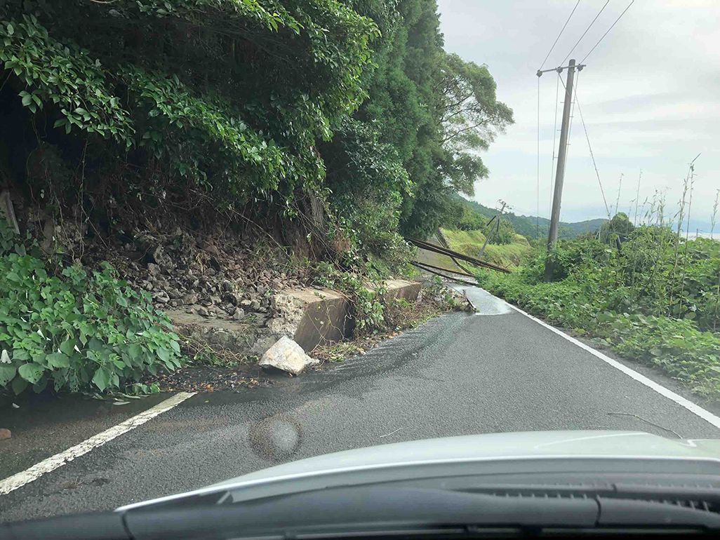 令和2年7月豪雨によって土砂崩れが発生した道路