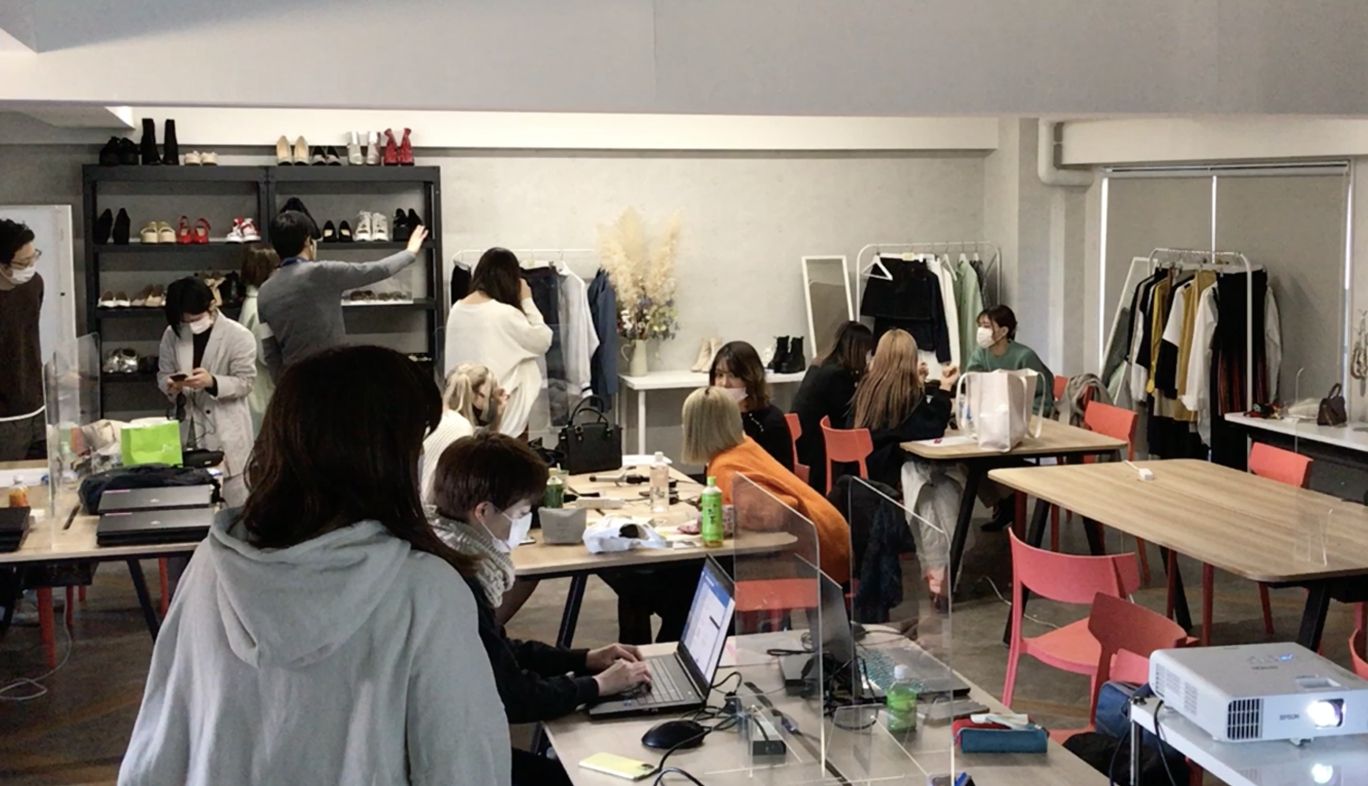 KDDIがファッション専攻の学生がデザインした衣装の3DCGモデルをデジタル展示する「XR Fashion Exhibition」においてベルエポック美容専門学校で実施したワークショップ（2022年1月）