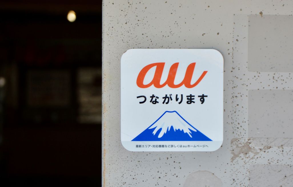 富士山の山小屋に貼られたauのステッカー