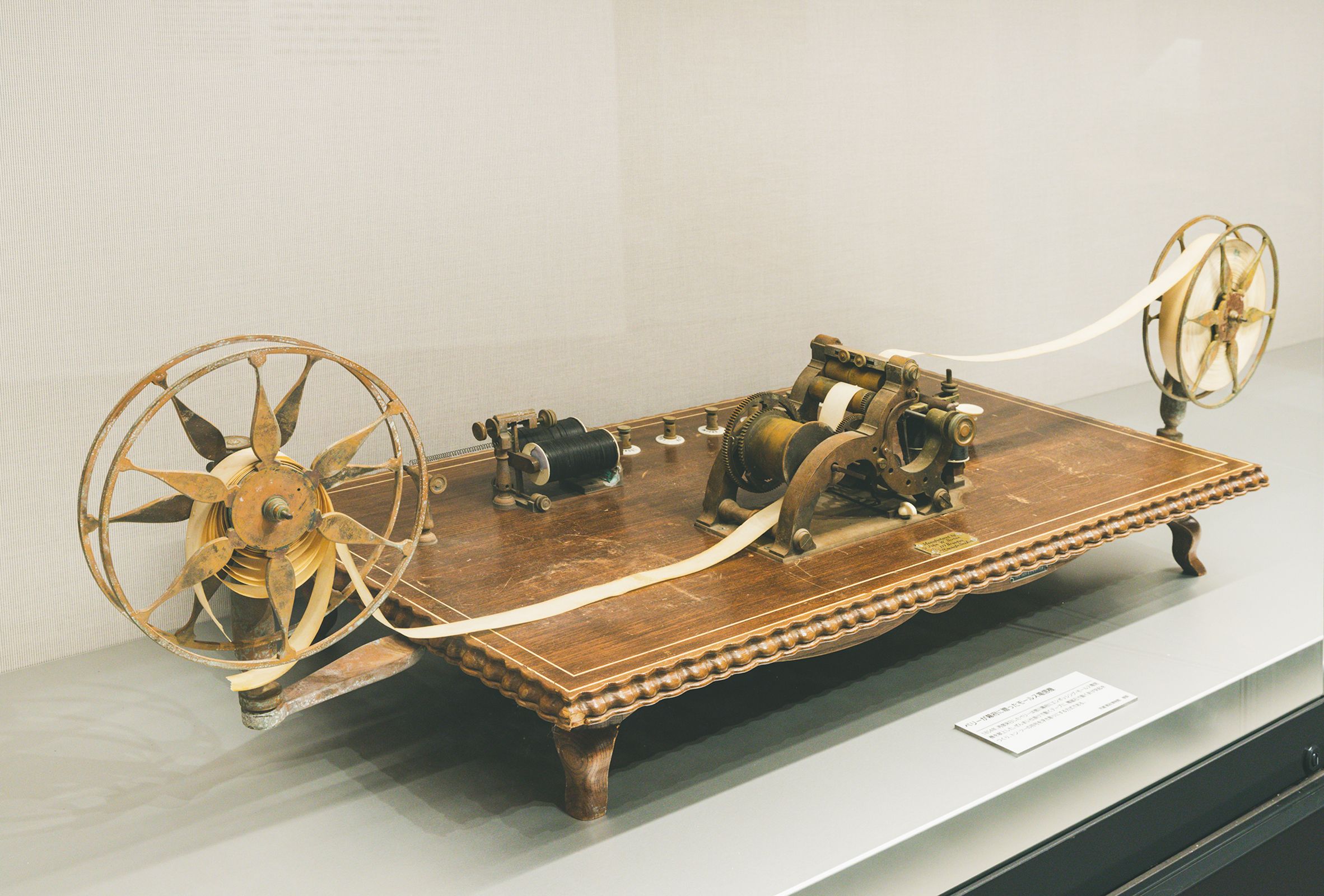 ペリー提督が徳川幕府に献上したエンボッシング・モールス電信機の複製