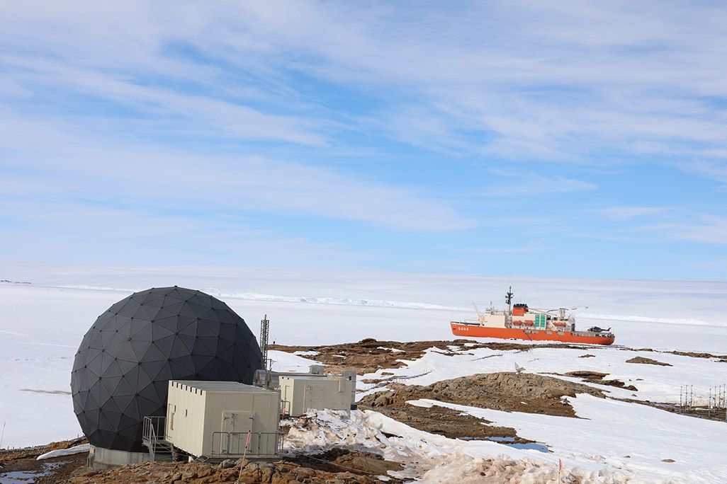 南極昭和基地のインテルサット用レドーム