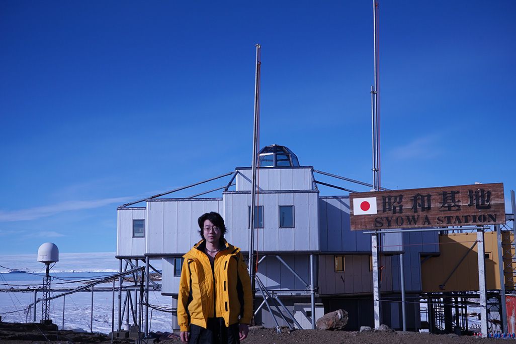 南極・昭和基地の前に立つ笹栗隊員