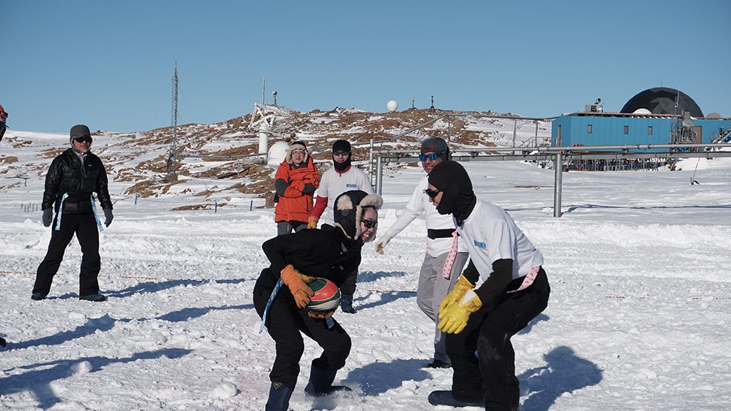 南極で雪上タグラグビーを楽しむ隊員たち