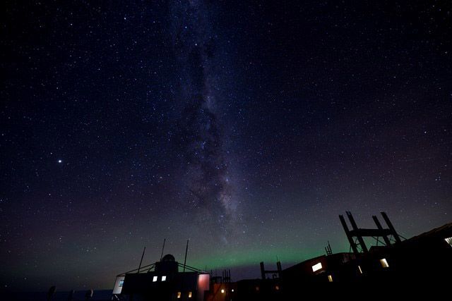 南極・昭和基地の灯りと天の川
