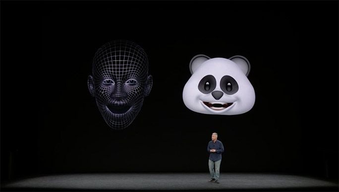 iPhone Xについて説明するアップル社CEOティム・クック