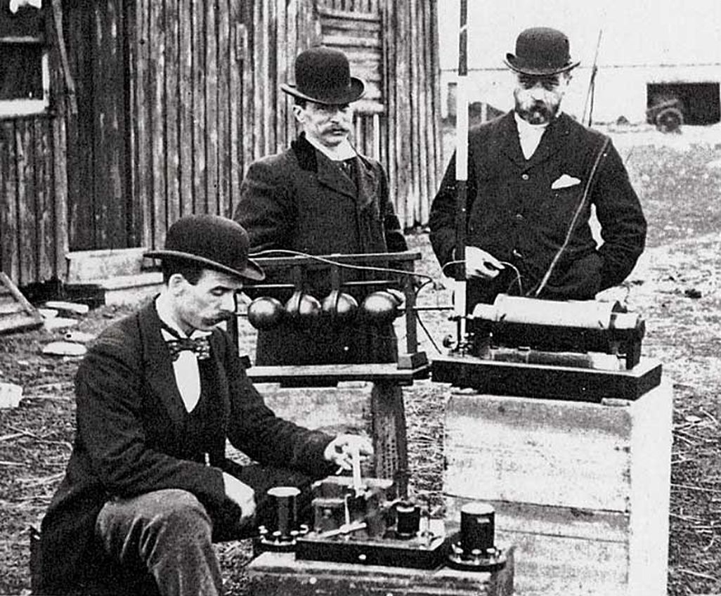 マルコーニの装置で海上無線伝送の試験をするイギリス郵政省の職員（1897年）『腕木通信から宇宙通信まで』