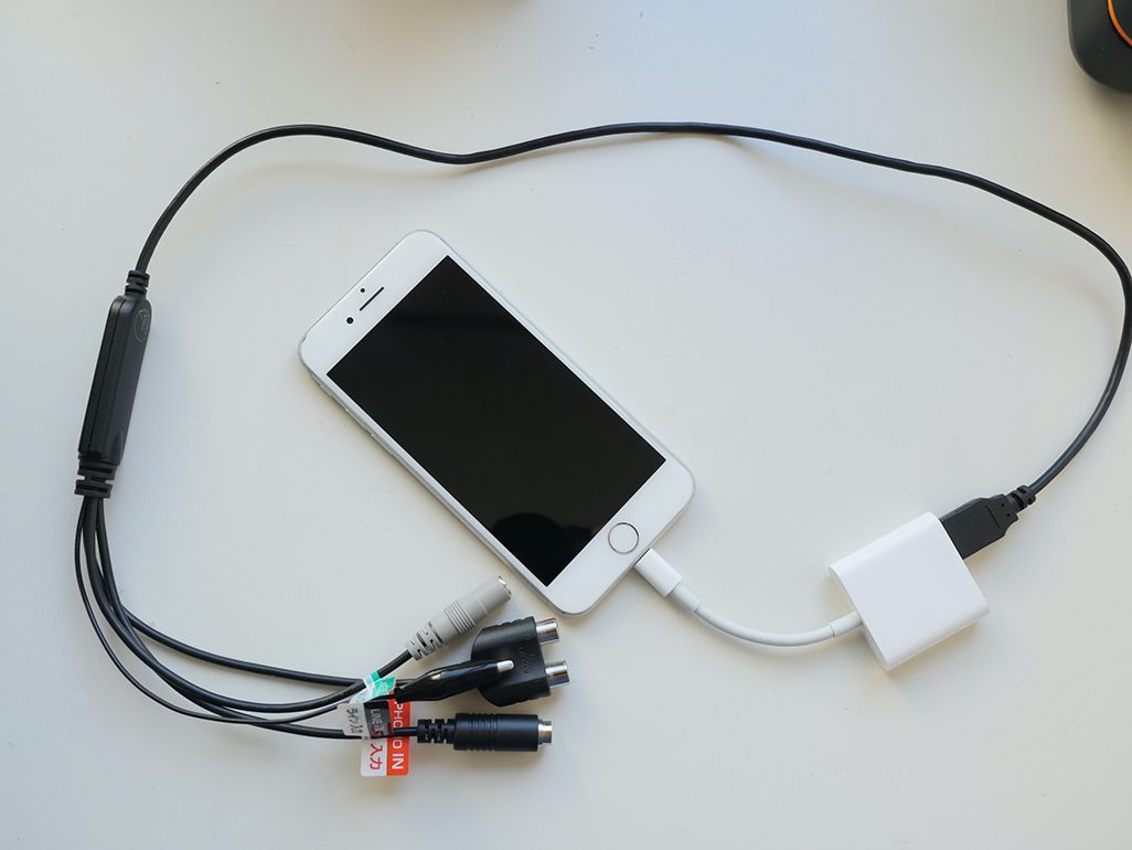 Lightning－USB 3カメラアダプターとiPhone 4
