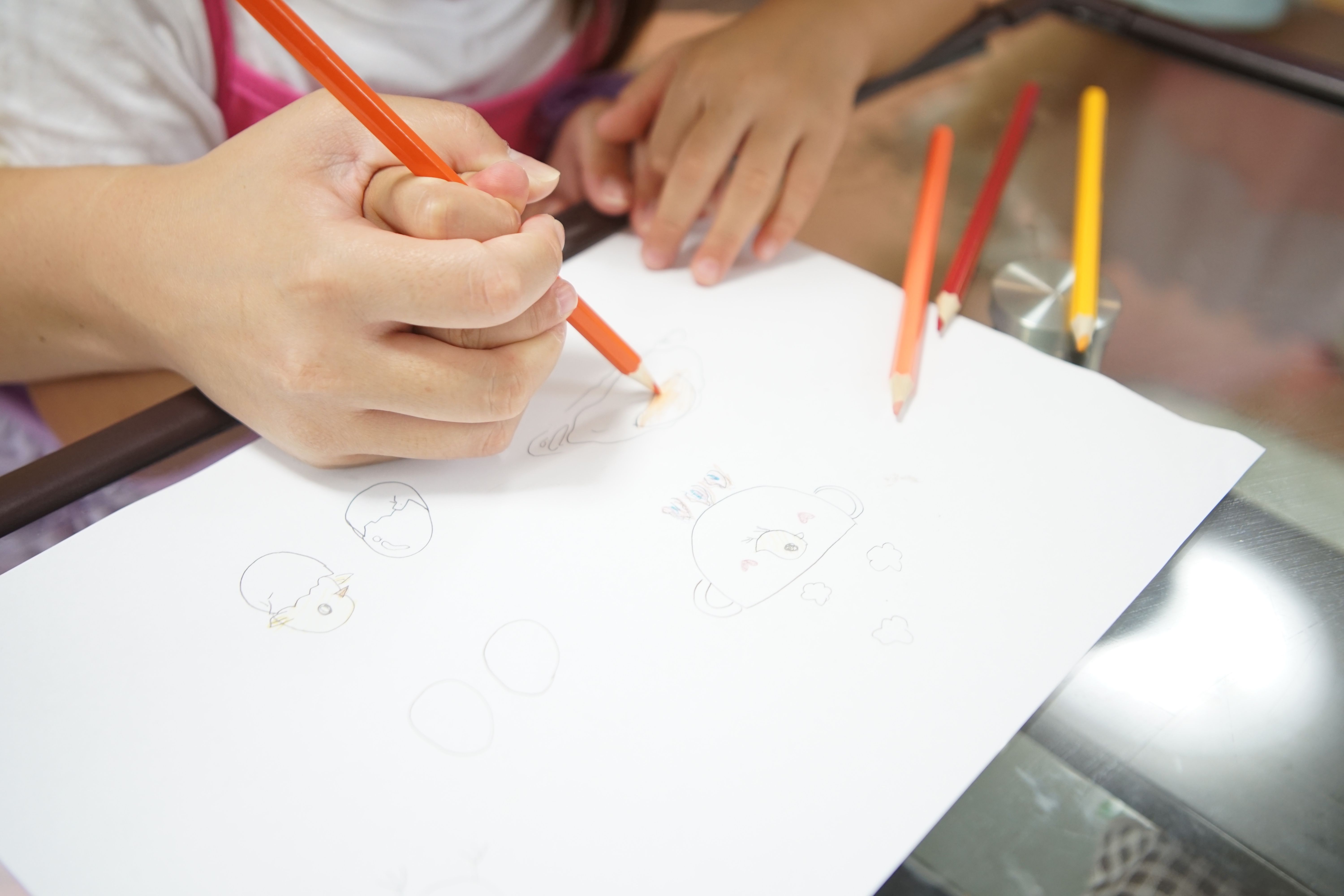 子どもがアプリに組み込む絵を描く様子