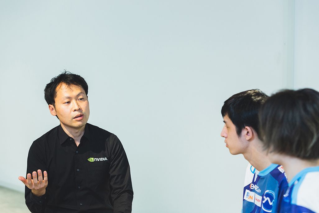 NVIDIAの鈴木悠里さんに質問するプロゲームプレイヤーの2人
