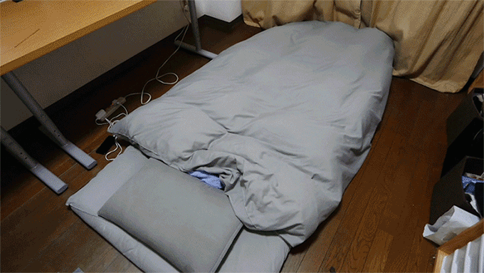 自室の布団で寝ている地主のGIF動画