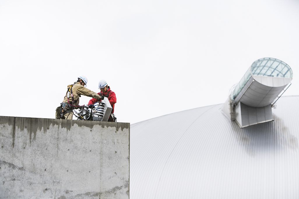 札幌ドームのエントランス付近のau 5G対策工事