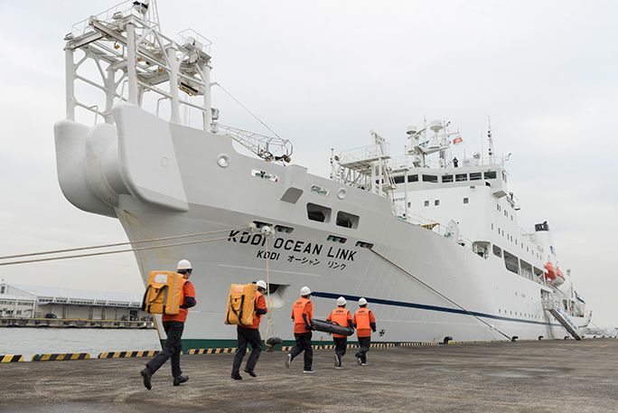 KDDIの災害対策公開訓練にて、海上保安庁巡視艇で作業員と機材を搬送し、「KDDIオーシャンリンク」に船舶型基地局を積み込む