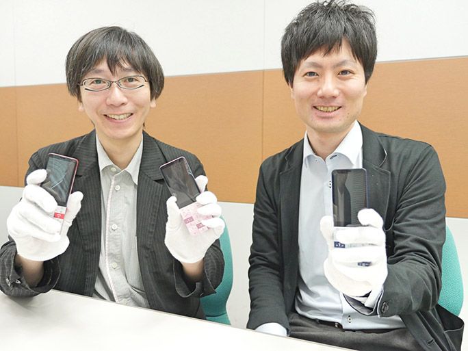 試作モックを手にするKDDI商品企画本部の砂原哲(左)と美田惇平（右）