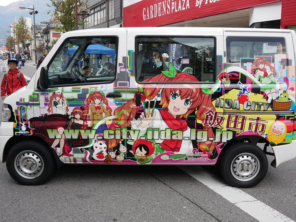 「ナミキちゃん」をデザインした飯田市の公用車