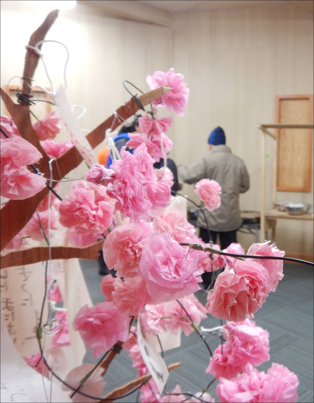 南極昭和基地に設置された桜の飾り