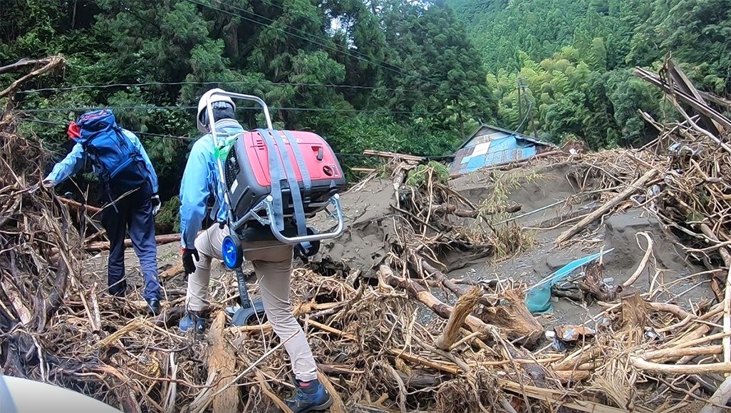 2020年7月の豪雨災害で被害を受けた基地局の復旧作業にあたるKDDI社員