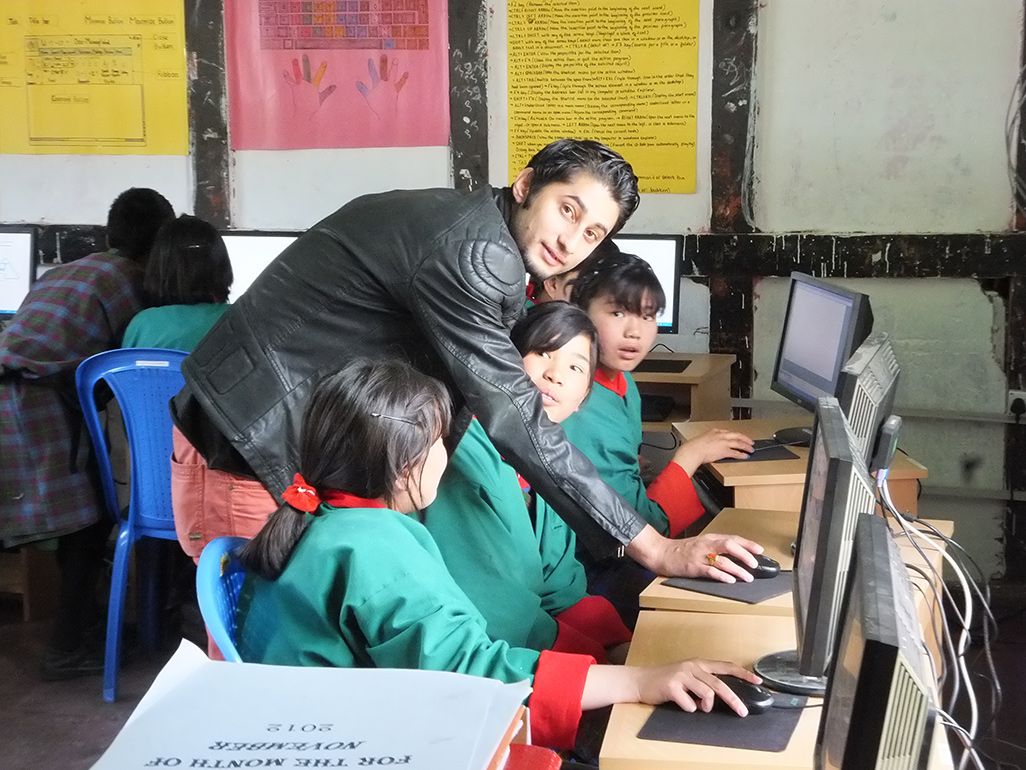 導入されたばかりのパソコンに向かうブータンの子どもたち