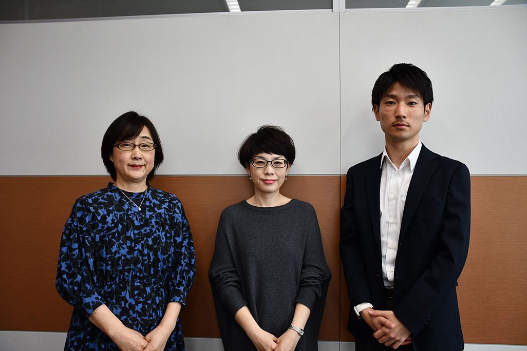 左からKDDI サステナビリティ推進室の海崎千恵子、日野有子、澤谷賢太