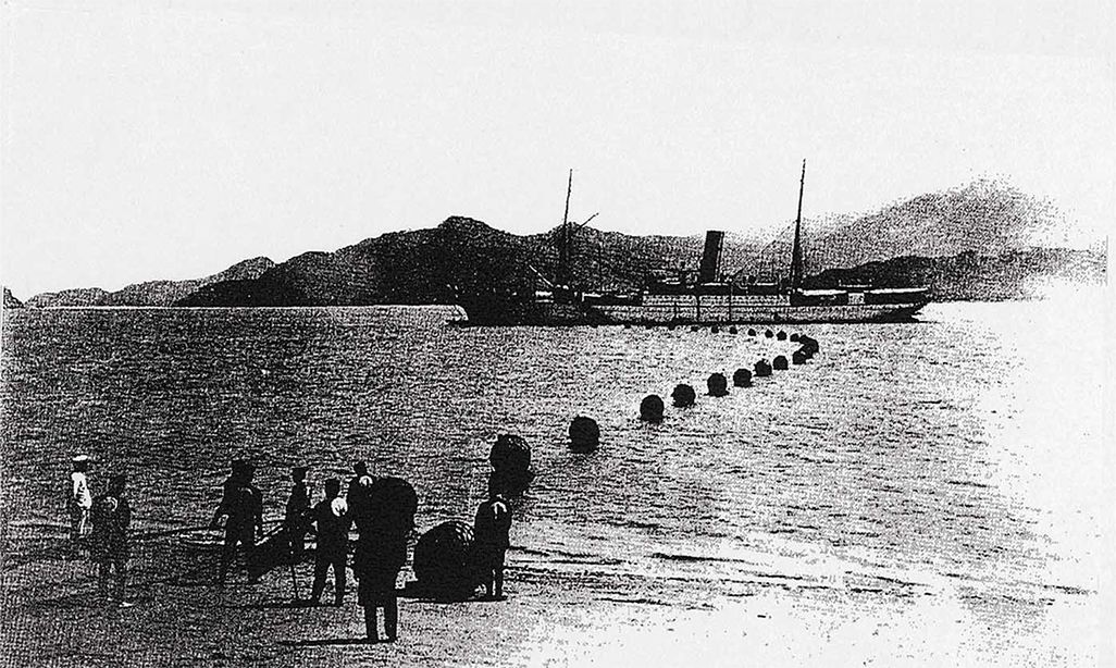 日本から海底電信ケーブルを敷設する船。1906年（『海底線百年の歩み』）