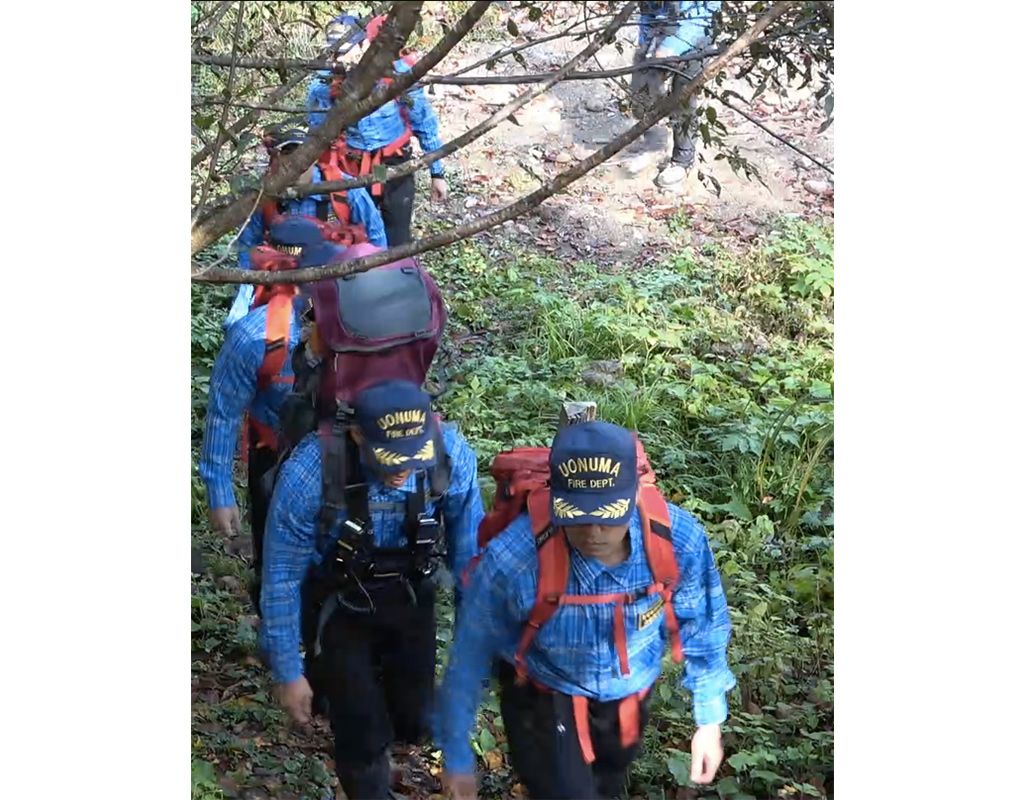 遭難者捜索のため出動する山岳救助隊