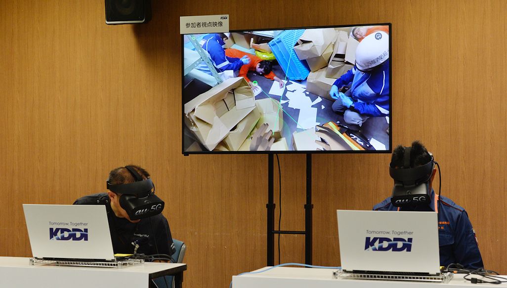 VR映像で患者に視線を送る清住教授