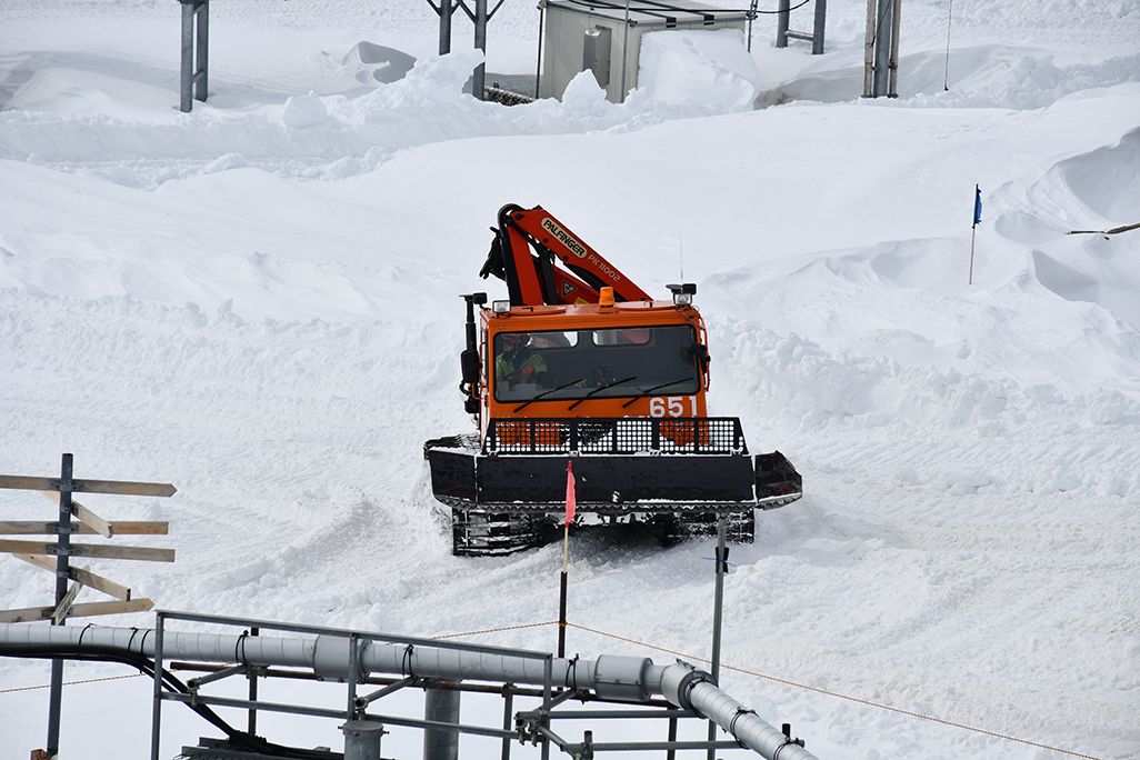南極・昭和基地周辺の除雪作業