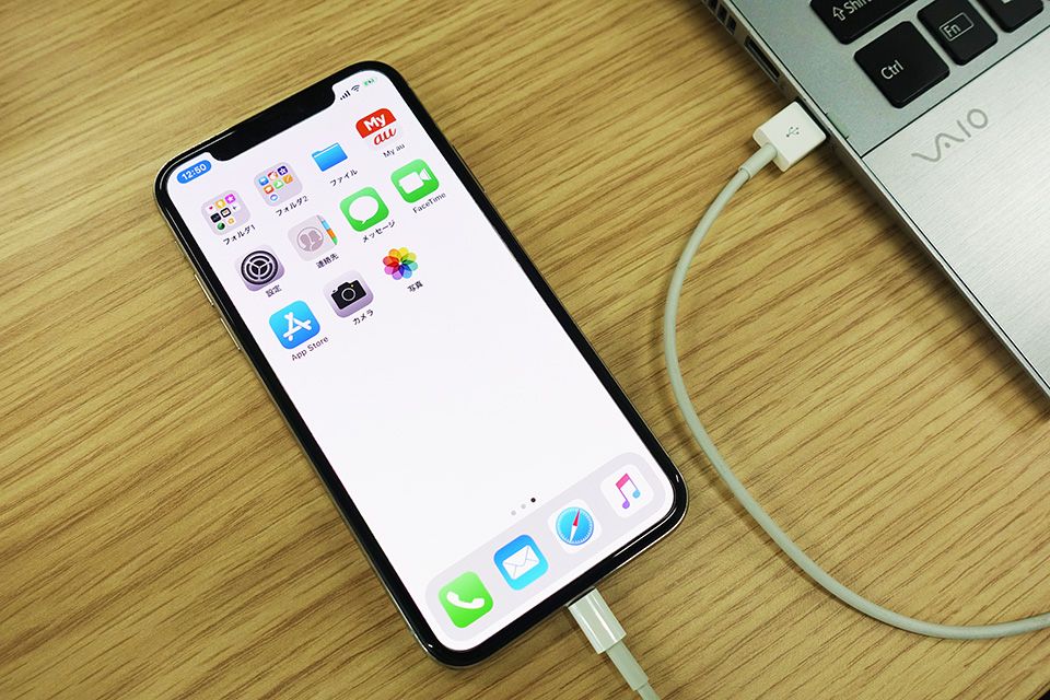 iPhoneとパソコンをケーブルでつないでいる様子