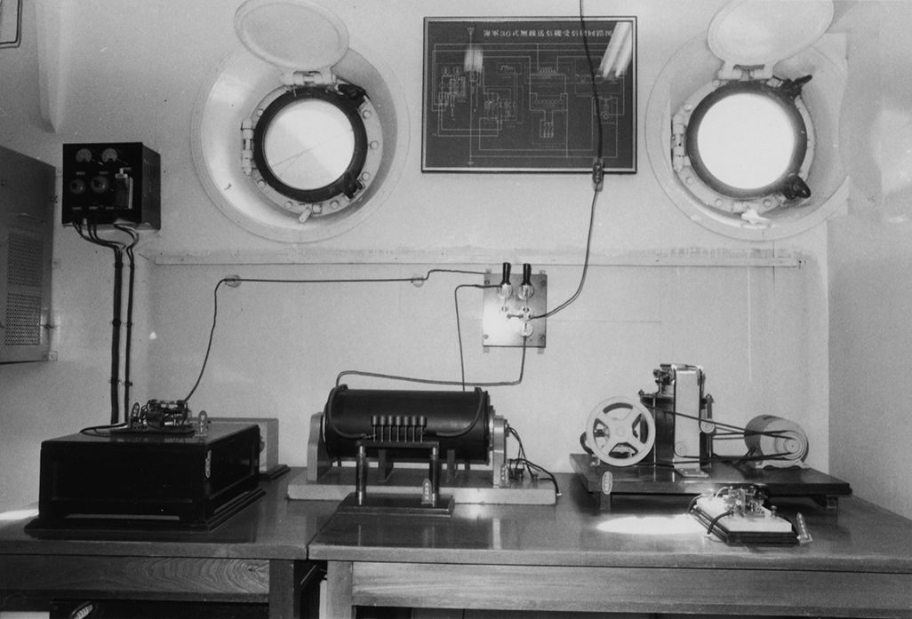 復元された三六式無線送信機（記念艦「三笠」蔵、公益財団法人 三笠保存会。画像提供：郵政博物館収蔵）