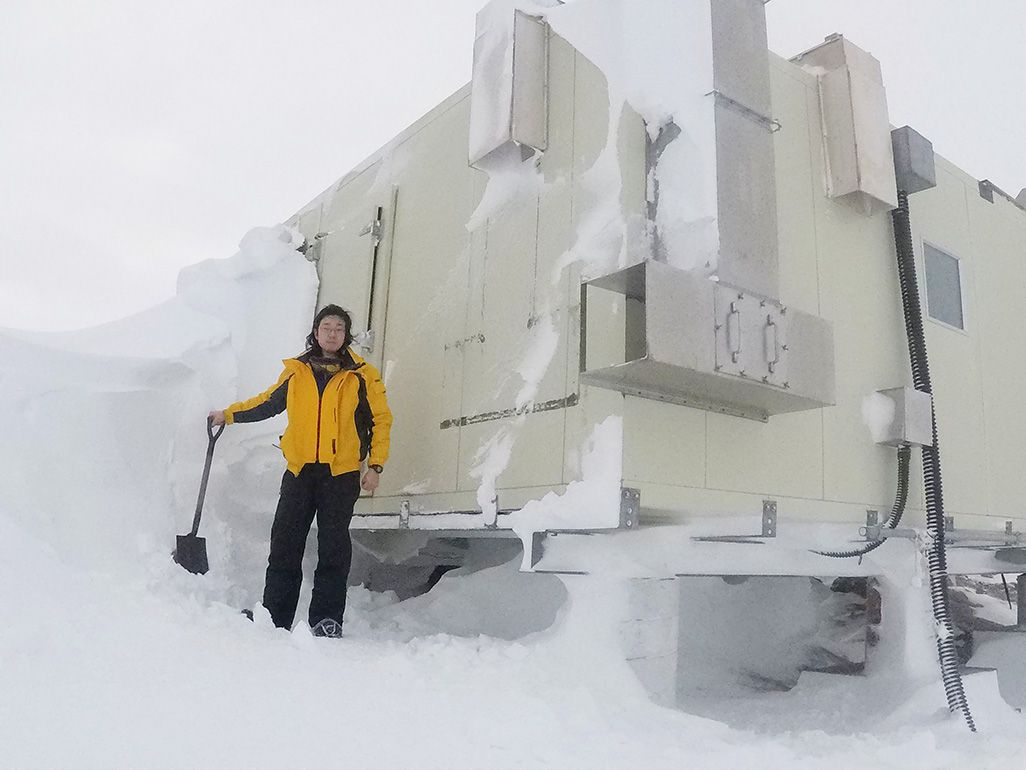 南極で雪かきする笹栗隊員