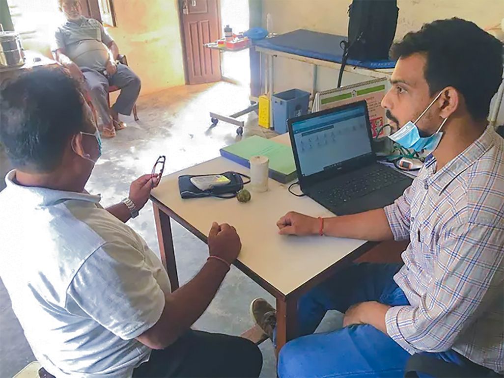 ネパールのラジプールで診療する医師