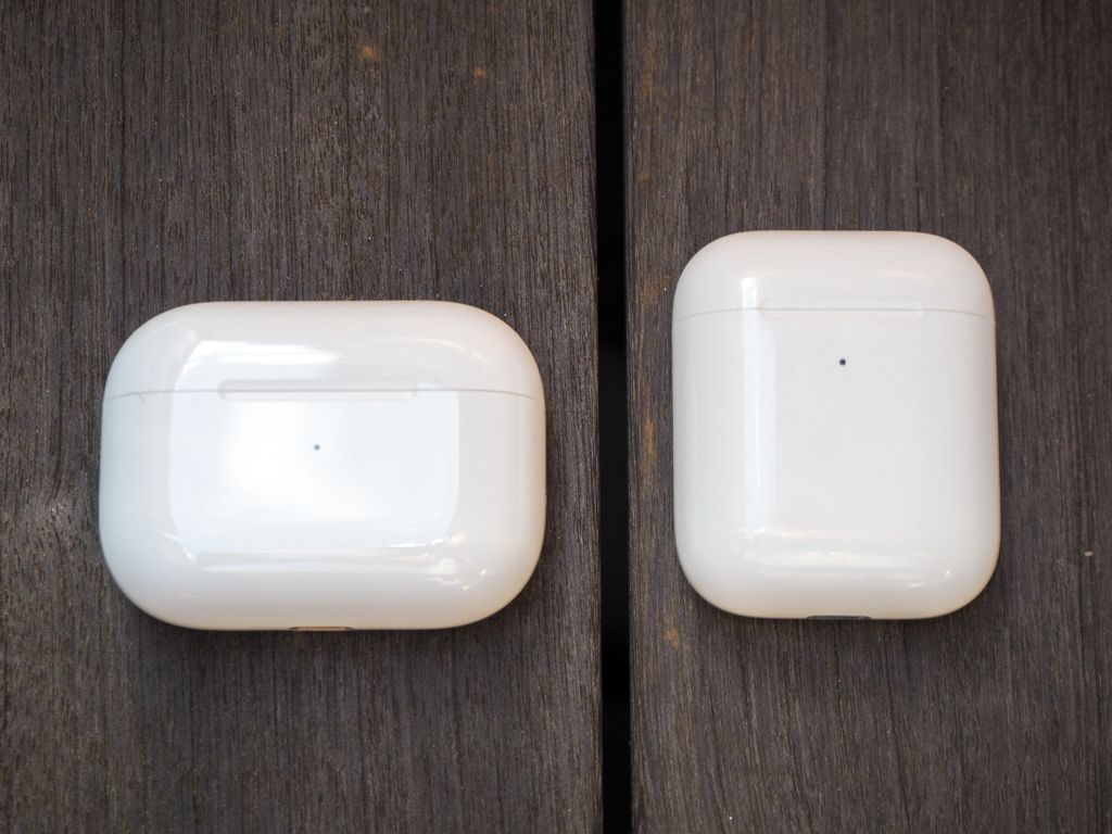 AirPods ProとAirPodsの充電ケースの比較
