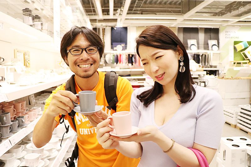 IKEA新三郷でエスプレッソカップを持つ鶴あいかと地主恵亮