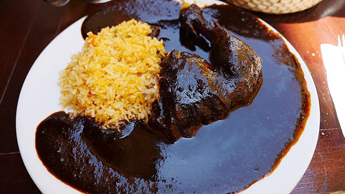 お皿なみなみに盛られたメキシコ料理の「モレ」