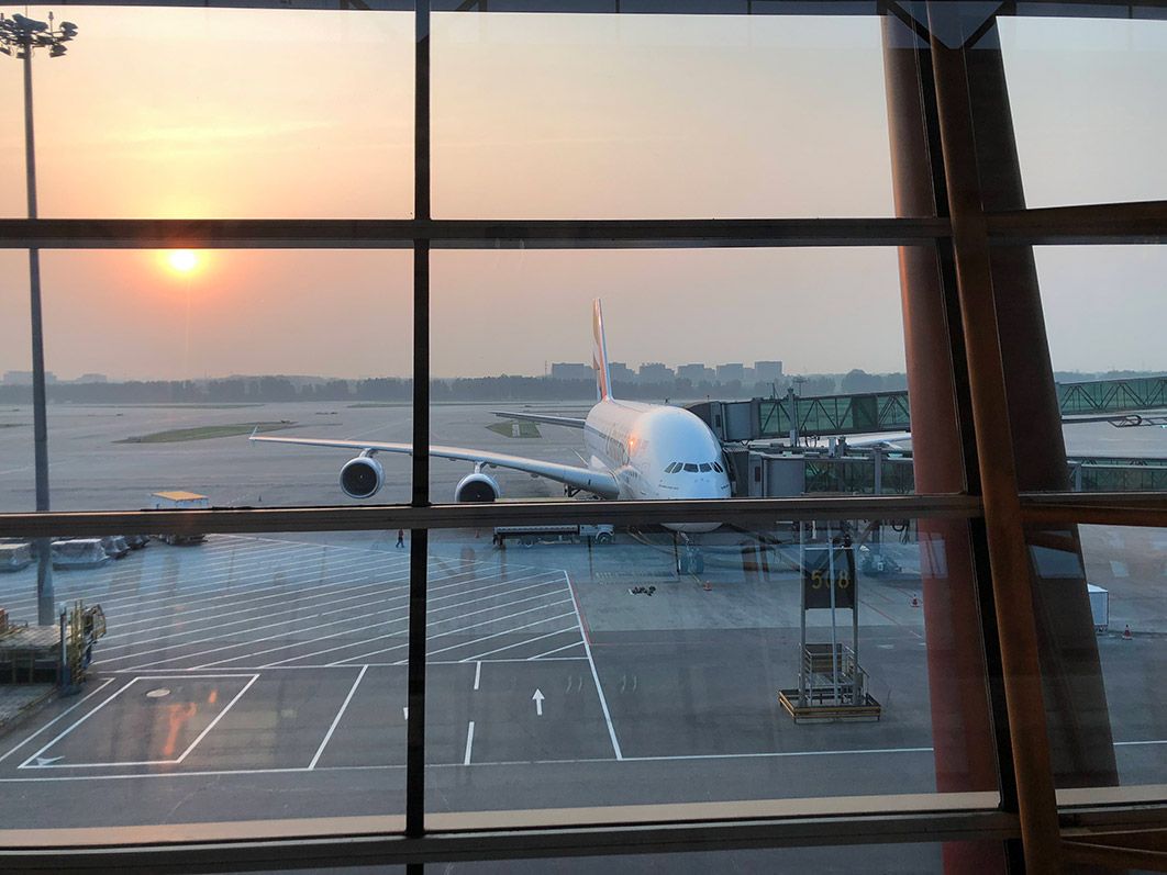 空港から眺める夕陽と飛行機