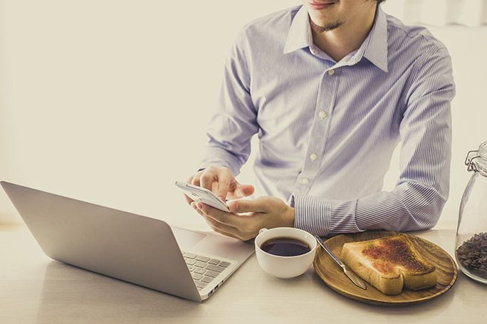 快適にスマホとPCを利用する男性