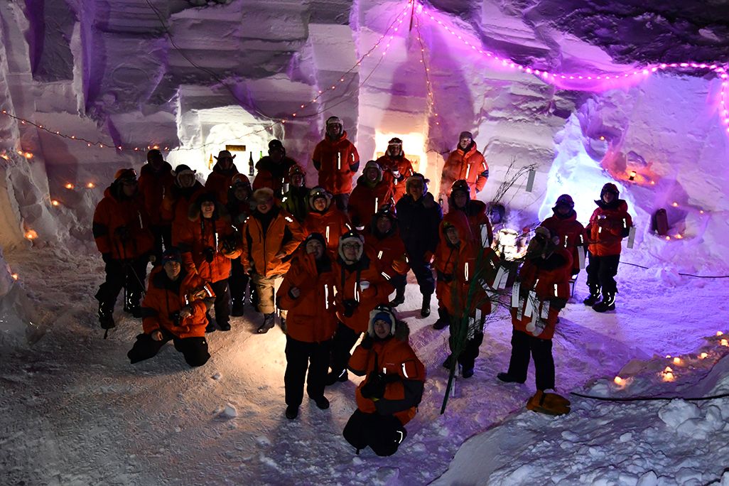 南極・昭和基地の雪洞バー