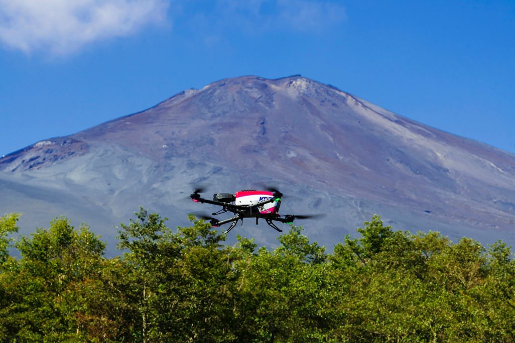 富士山新御殿場口五合目を飛行するドローン