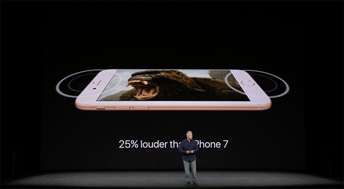 iPhone 8について説明するアップル社CEOティム・クック