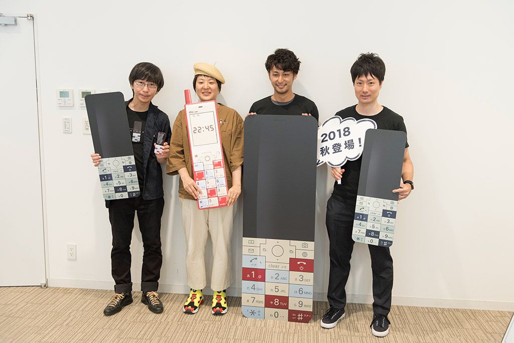 INFOBARファンミーティング新宿でフォトプロップスを手に記念の集合写真