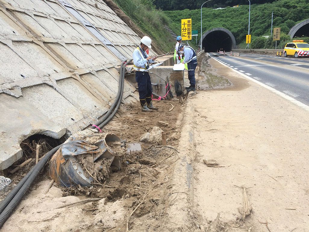 西日本豪雨の影響で損壊した地中ケーブルを確認する作業員