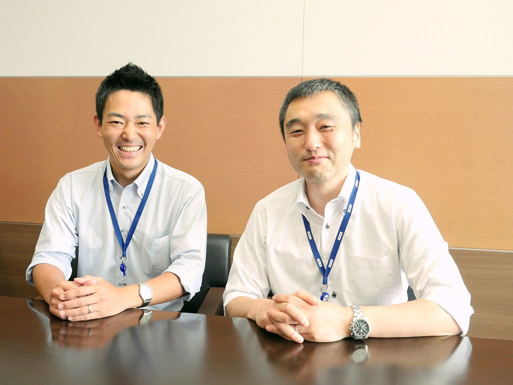 KDDI　プロダクト品質管理部　品質管理グループの上杉直仁と長谷川 隆