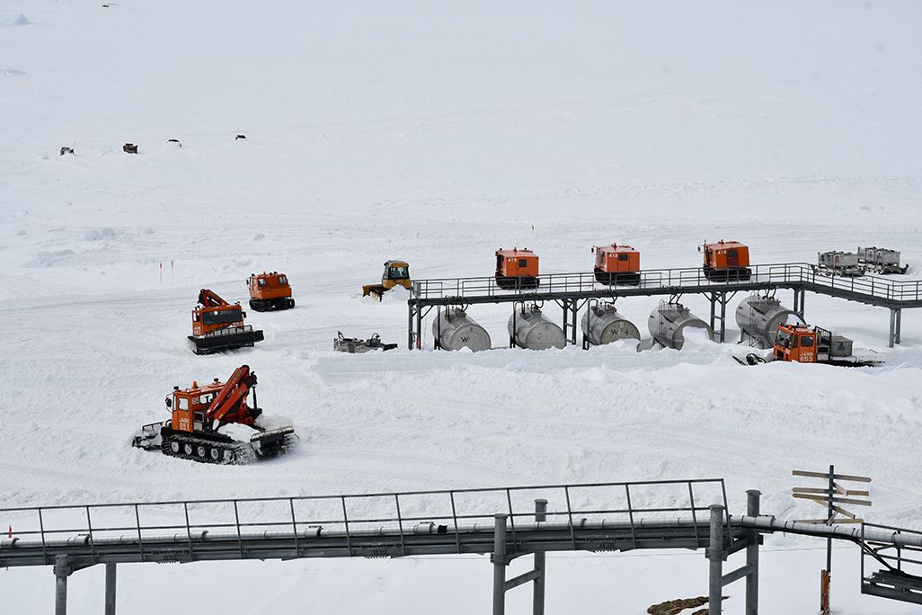 南極・昭和基地周辺の除雪作業