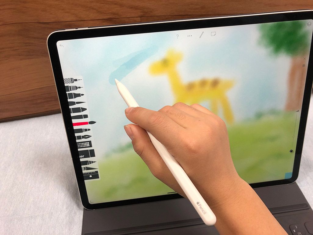 iPad ProでApple Pencilを使ってキリンの絵を描いているところ