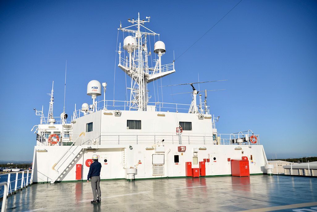 KDDIオーシャンリンクに設置された携帯電話基地局用の衛星アンテナ